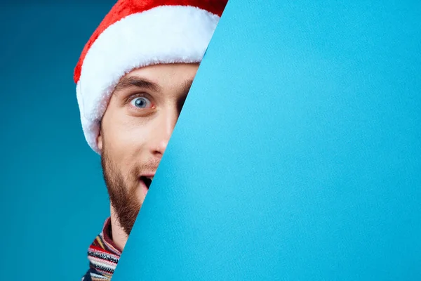 Przystojny mężczyzna w a Boże Narodzenie niebieski makieta plakat odizolowane tło — Zdjęcie stockowe