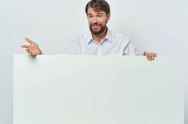 Бородатий чоловік у білій футболці мокап плакат зі знижкою рекламна студія копія-простір — стокове фото