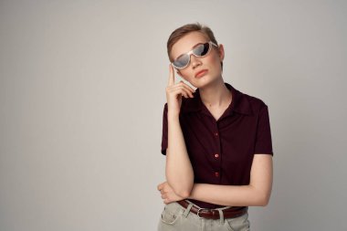 Kırmızı tişörtlü güzel bir kadın klasik tarz hafif arka plan