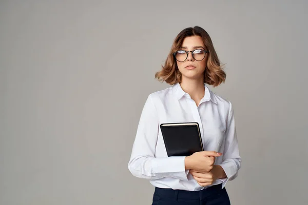 Mulher de negócios em branco camisa documentos escritório gerente posando — Fotografia de Stock