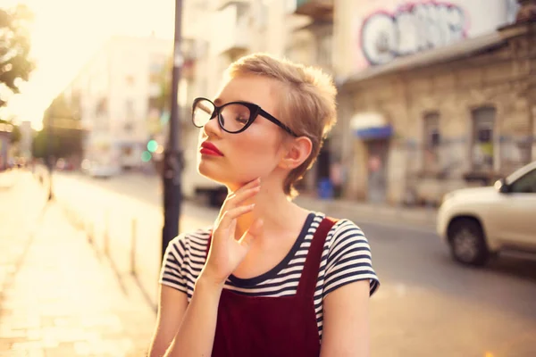 Mujer de pelo corto con gafas al aire libre caminando posando — Foto de Stock