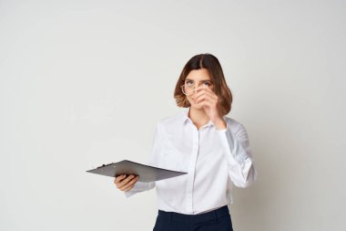 Kağıtlar için klasörü olan kadın yönetici Profesyonel izole arkaplan