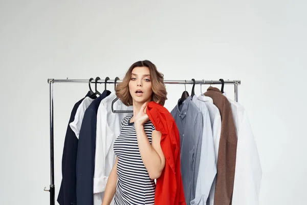 Nő kipróbálás egy piros ing elszigetelt háttér — Stock Fotó