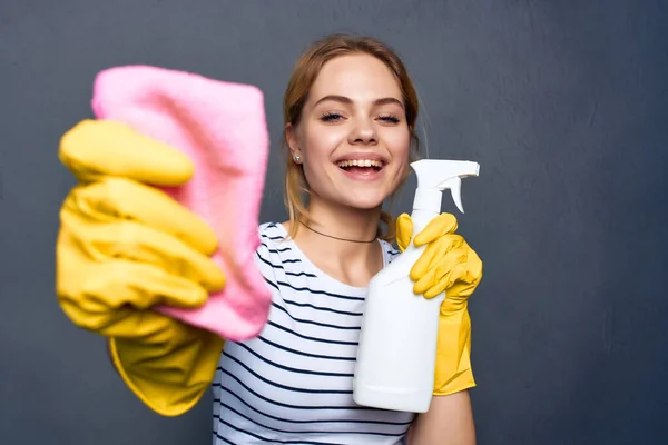 Γυναίκα καθαρισμού του διαμερίσματος παροχής υπηρεσιών — Φωτογραφία Αρχείου