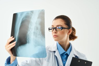 Beyaz önlüklü doktor hasta tarama stüdyosu