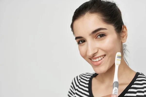 Mulher alegre higiene dentes limpeza cuidados saúde luz fundo — Fotografia de Stock