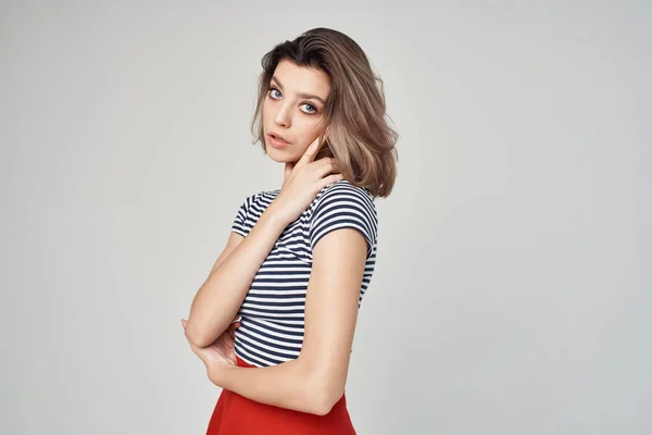 Vacker kvinna i en randig t-shirt Röd kjol poserar Studio — Stockfoto