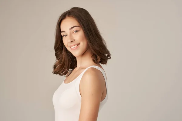 Piękna kobieta w białej koszulce pielęgnacja włosów Studio Styl życia — Zdjęcie stockowe