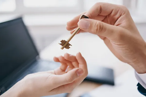 Llave en casa Venta celebración de un contrato de negocios — Foto de Stock