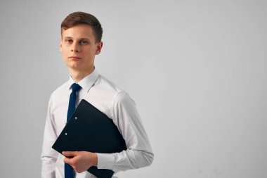 Elinde belgelerle yönetici profesyonel iş girişimci ofisi