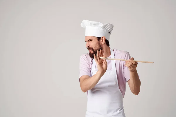 Chef masculino em avental branco trabalho de cozinha profissional — Fotografia de Stock