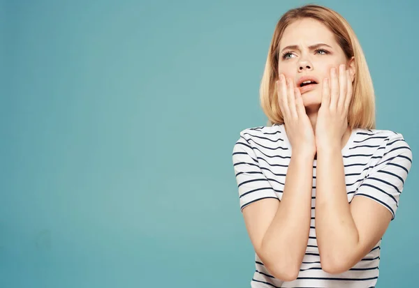 Donna tenendo la testa emozioni dispiacere sconvolto sfondo blu — Foto Stock