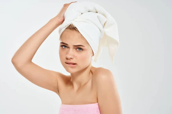 Schöne Frau nackten Schultern Akne-Behandlung Hygiene Licht Hintergrund — Stockfoto