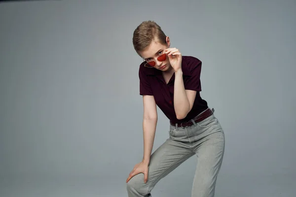 Bela mulher em uma camisa vermelha estilo clássico isolado fundo — Fotografia de Stock