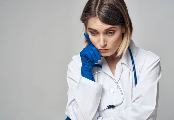 Женщина-врач в белом халате — стоковое фото
