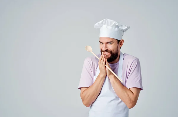 Homem emocional no chef uniforme colher de madeira cozinhar comida trabalho — Fotografia de Stock
