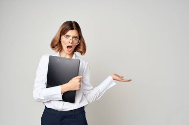 El işi arka planında belgeleri olan kadın yönetici