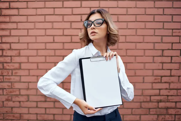 Жінка в білій сорочці документи працюють професійно — стокове фото