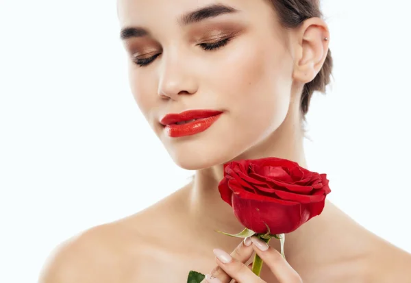 Hezká žena jasný make-up růže v ruce čisté kůže pózování — Stock fotografie