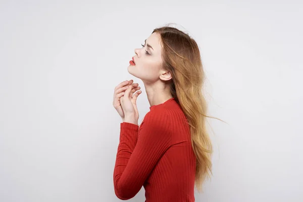 Wesoła kobieta w czerwonym swetrze kosmetyki emocje izolowane tło — Zdjęcie stockowe