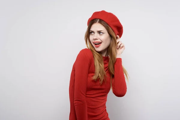 Bonita mulher com um boné vermelho em sua cabeça glamour isolado fundo — Fotografia de Stock