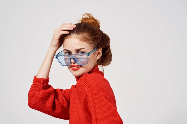 Kvinna i röd tröja glasögon studio mode livsstil ljus bakgrund — Stockfoto