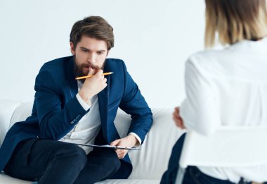 Kadın hastaların yanındaki erkek psikolog terapi stresi