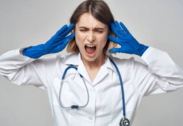 Médico femenino en una túnica blanca emociones tratamiento —  Fotos de Stock