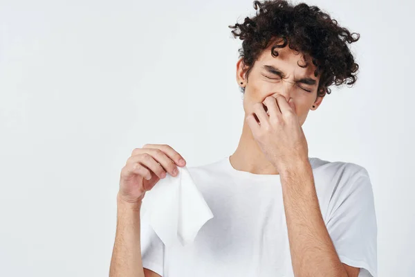 하얀 티셔츠 손수건을 쓰고 감기 치료를 받는 남자 — 스톡 사진