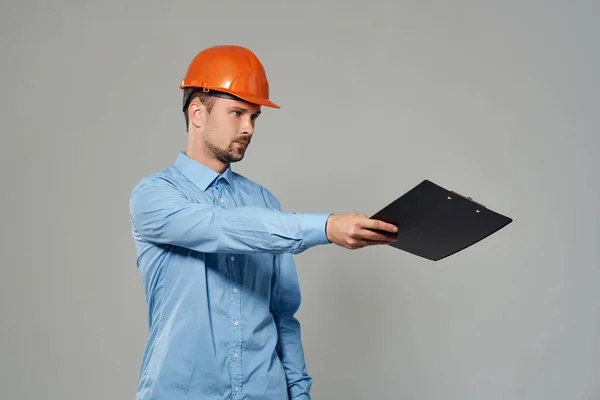 Construtor masculino em forma de trabalho de construção de fundo isolado — Fotografia de Stock