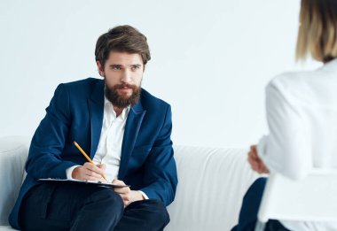 Hasta sorunlarıyla erkek psikolog iletişimi Profesyonel terapi