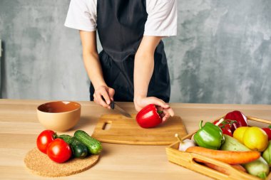 Mutfakta aşçı kadın sebze salata diyeti yapıyor.