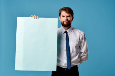 Neşeli adam mavi sayfa sunumu izole edilmiş arka plan reklamı