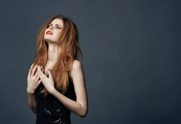 Mooie vrouw rode lippen emotie luxe studio model geïsoleerde achtergrond — Stockfoto