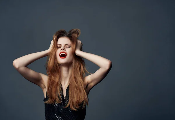 Gyönyörű nő piros ajkak érzelem luxus stúdió modell elszigetelt háttér — Stock Fotó