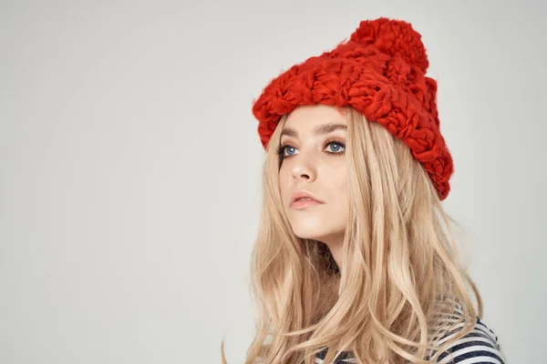 Mooie vrouw in modieuze kleding Red Hat licht achtergrond — Stockfoto