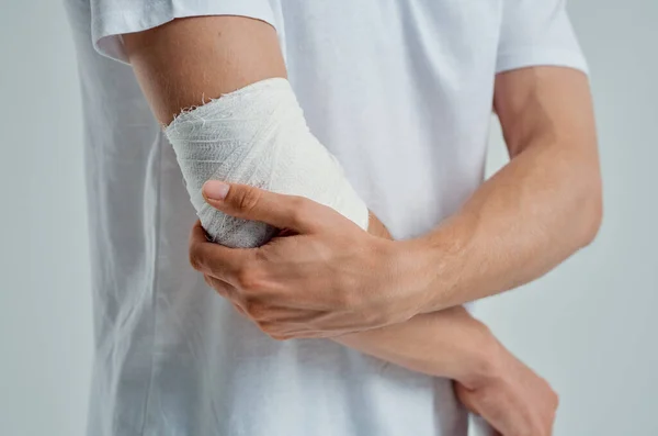 Хворий чоловік травма руки лікування проблеми зі здоров'ям лікарня медицина — стокове фото