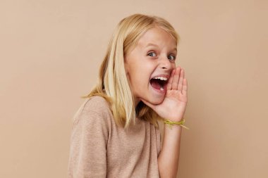 Bej arka planda logo tasarımı için pozitif küçük kız boşluğu