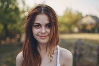 Beyaz elbiseli kadın yaz kırsal doğa yaşam tarzı