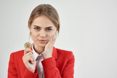 Kırmızı ceketli iş kadını. Altın sikke. Bitcoin hafif fon.
