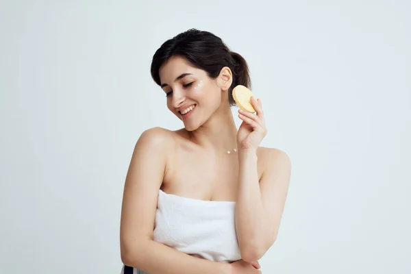 Γυναίκα σε πετσέτα εφαρμόστε κρέμα για την καθαρή υγεία του σώματος — Φωτογραφία Αρχείου