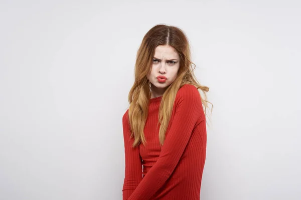 Fröhliche Frau Handgeste Spaß Rote Lippen Luxus Studio posiert — Stockfoto