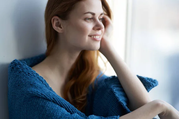 Όμορφη γυναίκα κάθεται κοντά στο παράθυρο με ένα μπλε καρό πρωί — Φωτογραφία Αρχείου