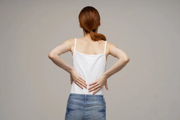 Missnöjd kvinna smärta symtom i lederna artrit ljus bakgrund — Stockfoto