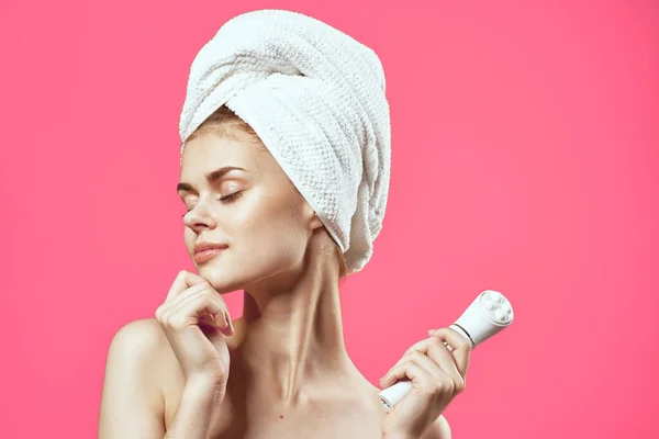 Γυναίκα Γυμνούς Ώμους Κάνει Μασάζ Προσώπου Ροζ Φόντο Υψηλής Ποιότητας — Φωτογραφία Αρχείου