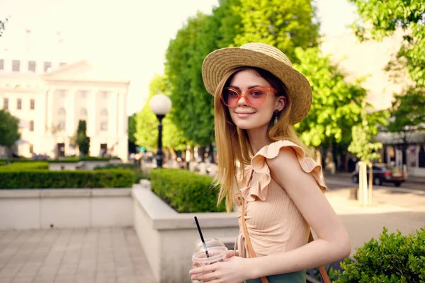 Ładna Kobieta Szklanka Drinkiem Parku — Zdjęcie stockowe