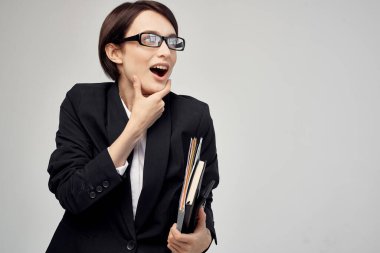 Gözlüklü, kendine güveni olmayan iş kadını