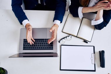 İş adamı ve kadın takım çalışması ofiste dizüstü bilgisayarla