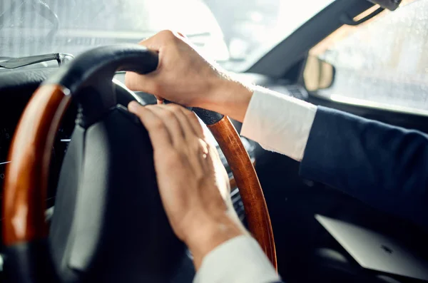 Hombre barbudo en un traje en un coche un viaje al éxito del trabajo — Foto de Stock