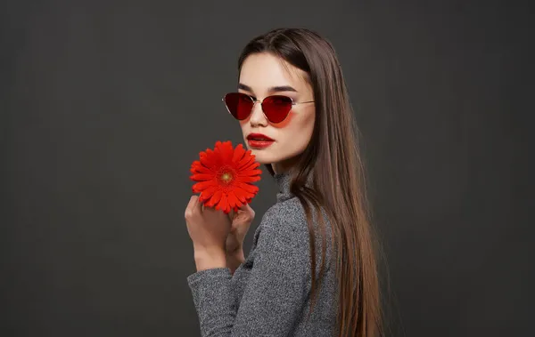 Mooi brunette dragen zonnebril rood glamour bloem helder make-up studio — Stockfoto